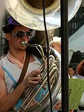 Joueur de Soubassophone jouant un Ré