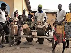 Instruments pour la danse de zangbèto à guinzin au Bénin