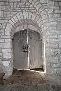 Unique portail de la chapelle.