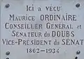 Plaque sur la maison où a vécu Maurice Ordinaire.