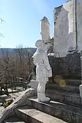 Statue de l'écolier installée en haut des marches.