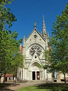Vue de l'église Notre-Dame, depuis l'entrée principale du sanctuaire.