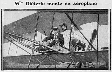 Amélie Diéterle aux côtés du pilote Robert Martinet au mois de septembre 1911. Photographie du journal Excelsior.