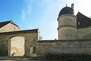 Porte d'entrée sur la rue.