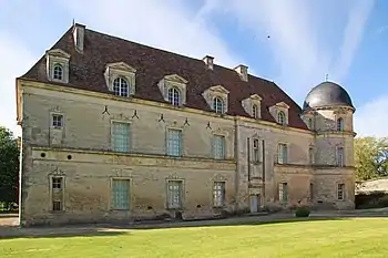 Façade nord-est du château.