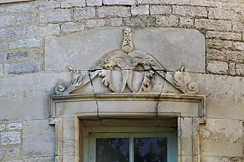 Fronton d'une fenêtre de la tour.