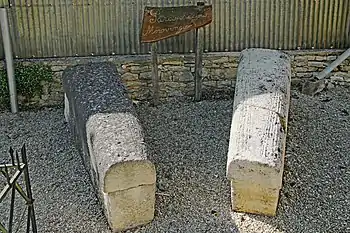 Sarcophages mérovingiens dans le cimetière.