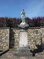 Poilu au repos (monument aux morts)