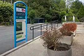 Le parvis de la gareet l'abri à vélos.