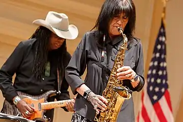 Joy Harjo se produit avec son groupe au cours du même évènement.