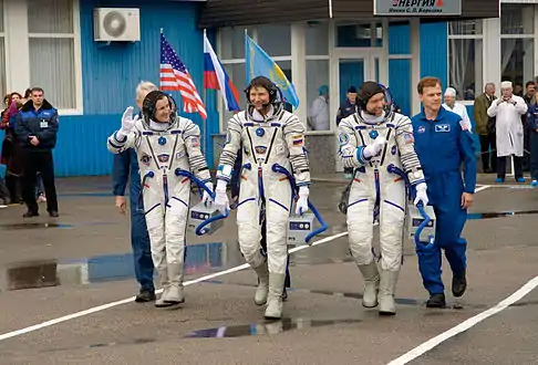 Padalka sur le chemin de l'embarquement pour l'expédition 19.