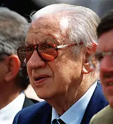 Une photo de la tête de Juan Antonio Samaranch, avec des lunettes