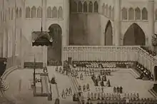 Gravure ancienne montrant un groupe de religieux qui prient dans le chœur d'une cathédrale, séparés de l'assemblée par un haut mur.