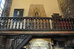 Jubé de la chapelle. Au centre statue gothique de Saint Augustin, patron de l'ordre, chêne polychrome du XVIe siècle.