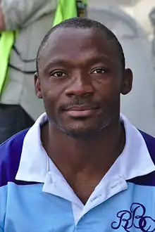 Un homme de face, habillé d'un maillot de rugby.