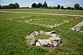 Habitat de La Boissière, avec au premier plan les vestiges d'un puits, maison de La Tonnelle à l'emplacement du forum (au fond)