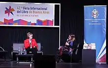 Jude Deveraux sur la scène de la Foire du livre de Buenos Aires en Argentine.