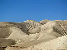 Moutonnement de collines ou de dunes sans la moindre trace de végétation.