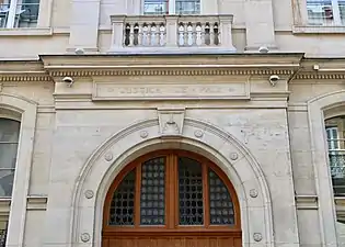 Inscription « Juge de paix » sur la façade rue de la Pompe.