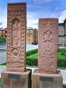 Khatchkar de Djoulfa, sculptés en 1602 (gauche) et 1603 (droite), préservés à Etchmiadzin.