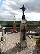 Croix et statue au cimetière.