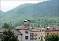 Vue sur quelques maisons au pied des Pyrénées.