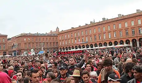 La foule se réunit place du Capitole pour les grandes célébrations festives.