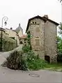 Une rue menant à la place de l'église.