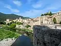 Vue sur le fleuve Fluvià et sur le village.