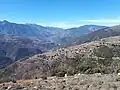 Le village, perché à flanc de montagne, 400 mètres au-dessus de la vallée de la Têt.