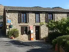 La mairie, à l'entrée du village.