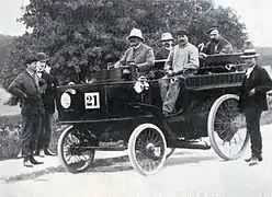 Jules-Albert de Dion, deuxième de Paris-Trouville 1897 sur son break à vapeur;