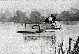 Jules Fis(c)her, le 10 novembre 1924 sur La Seine à Sartrouville, pour son record mondial de vitesse aquatique sur hydro-glisseur Farman de 450 CV (140,645 km/h).