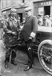 Photo de Robert Peugeot et Jules Goux, debouts, côte à côte