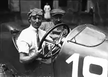 Photo de Jules Goux avec un passager au volant d'une voiture