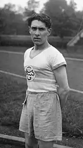 Photographie en noir et blanc d'un jeune athlète avec son maillot de club sur lequel est écrit CASG.