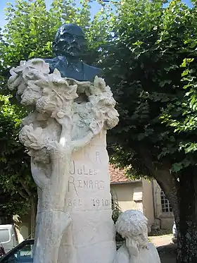 Buste de Jules Renard« Monument à Jules Renard à Chitry-les-Mines », sur À nos grands hommes,« Monument à Jules Renard à Chitry-les-Mines », sur e-monumen