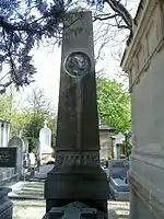 Médaillon par Alphée Dubois sur la tombe de Jules Janssen au cimetière du Père-Lachaise.