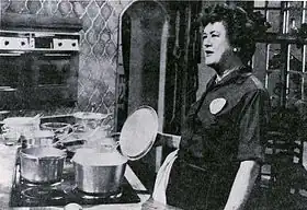 Julia Child en pleine démonstration culinaire.