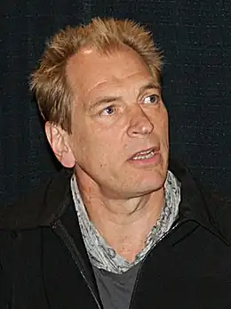 Yulich, prêtre ukrainien et frère de Rabbit interprété par Julian Sands