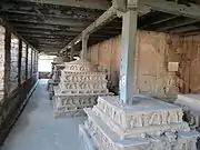 plateformes de stupas décorées de pilastres et de niches à bouddhas à pans obliques ou en forme d'abside.