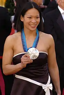 Photo de Julie Chu posant avec sa médaille d'argent des Jeux olympiques 2010.