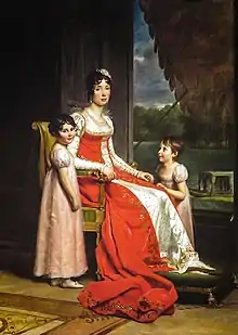 Portrait d'une femme assise sur une chaise et entourée de ses deux filles dans un intérieur de luxe.