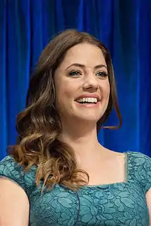 Julie Gonzalo dans le rôle de Rebecca Sutter Ewing / Pamela Rebecca Barnes Ewing