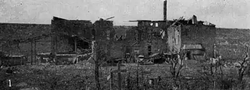 Le château détruit, en ruine, 1917. Dans les caves à vin se trouvait le poste de secours.