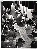 Des infirmières s'occupent de nourrissons dans une maternité de fortune à Varsovie. Photo de Julien Bryan publiée dans le magazine Life, septembre 1939.