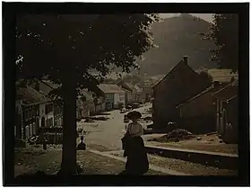 Femme dans le village vosgien de Vexaincourt.