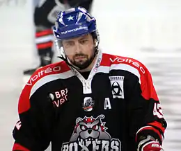 Photographie de Julien Desrosiers avec le maillot noir de Rouen