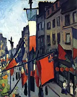 Tableau représentant en plongée et dans des tons neutres une rue animée bordée d'immeubles et semée de drapeaux où domine le rouge