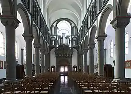 Allée centrale (vue arrière), portail, orgue.